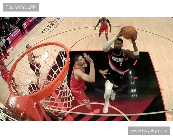 艾顿上半场表现稳健出场十六分钟高效拿下四分五篮板展现软绵绵顿宝风采