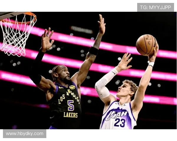 艾顿篮下接球犹豫转身遭追梦防守肘击被判进攻犯规